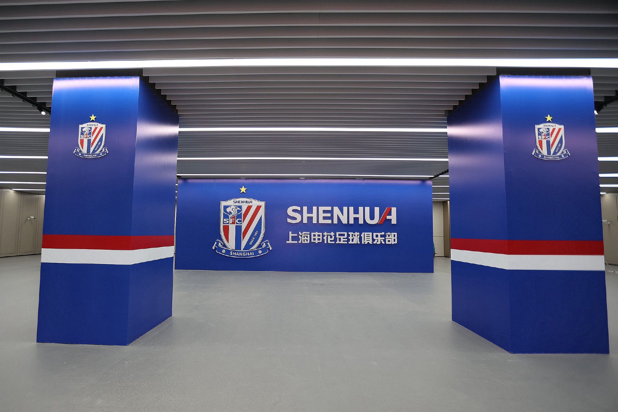 欧冠小组赛全胜的俱乐部：3次：拜仁、皇马1次：米兰、阿贾克斯、巴萨、利物浦、巴黎、莫斯科斯巴达克在上述这些小组赛全胜晋级欧冠淘汰赛的球队中，至今只有2019/20赛季的拜仁最终拿到冠军。